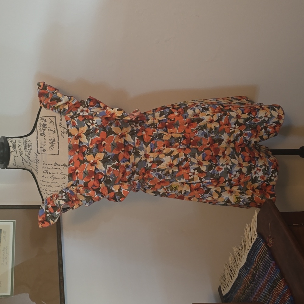 Nwot FLORAL ROMPER WITH TIE BACK AND RUFFLED SLEEVES MEDIUM